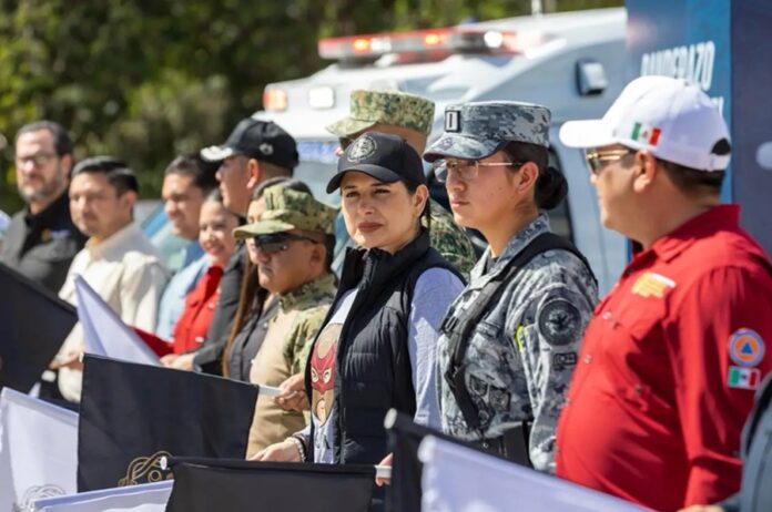 Patrullas, unidades militares, ambulancias, vehículos de Bomberos y el helicóptero Albatros participan en el arranque del Operativo Mundialista 2026 encabezado por Estefanía Mercado en Playa del Carmen.