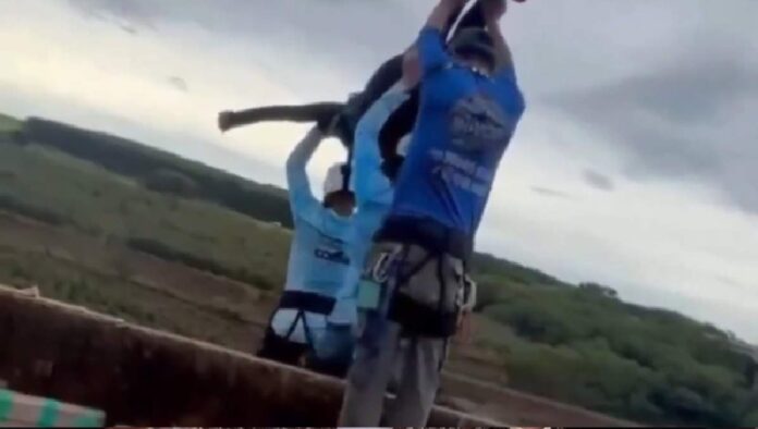 Personal de emergencia y autoridades trabajan en la zona donde una joven sufrió una caída fatal durante una actividad de puentismo en Brasil.