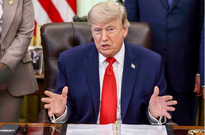 Donald Trump durante una intervención pública tras anunciar un acuerdo con Irán y la próxima reapertura del estrecho de Ormuz.