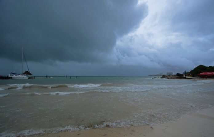 Cielo parcialmente nublado sobre una zona costera de Quintana Roo previo al desarrollo de lluvias asociadas a la onda tropical número 7.