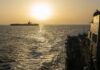 Irán vuelve a exportar crudo por Ormuz tras acuerdo con Estados Unidos Petrolero iraní navega por el estrecho de Ormuz tras la reanudación de exportaciones de crudo desde Irán.