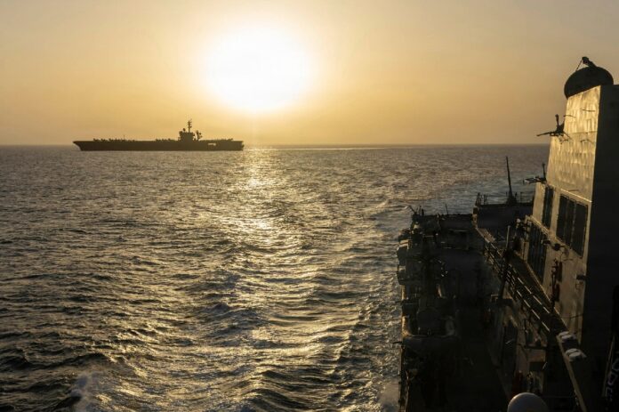 Petrolero iraní navega por el estrecho de Ormuz tras la reanudación de exportaciones de crudo desde Irán.
