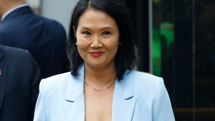 Keiko Fujimori, candidata presidencial de Fuerza Popular, durante una aparición pública mientras avanza el escrutinio de la segunda vuelta electoral en Perú.