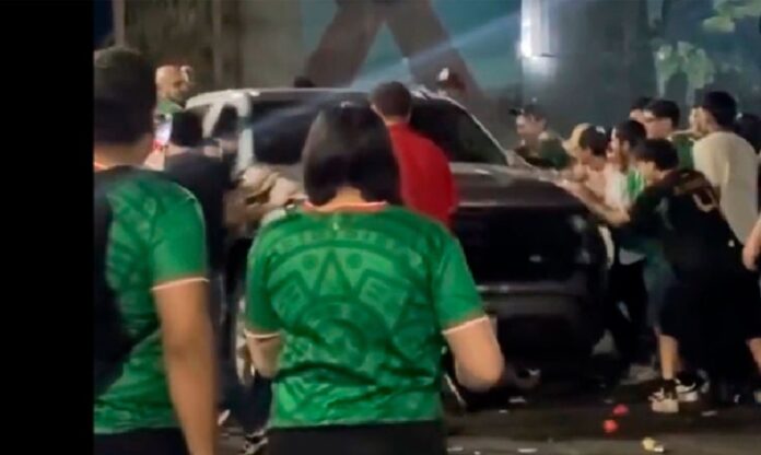 Aficionados celebran la victoria de México en la Glorieta de Pancho Villa, en Chihuahua, antes del incidente que dejó cuatro personas lesionadas.