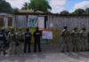 Fiscalía realiza seis cateos y detiene a dos personas en Quintana Roo Elementos de la Fiscalía, Marina, Ejército y corporaciones de seguridad resguardan un inmueble cateado durante un operativo realizado en Quintana Roo.