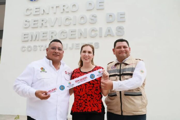 Atenea Gómez recorre el nuevo Centro de Servicios de Emergencias de Costa Mujeres junto a autoridades municipales durante la inauguración en Punta Sam.