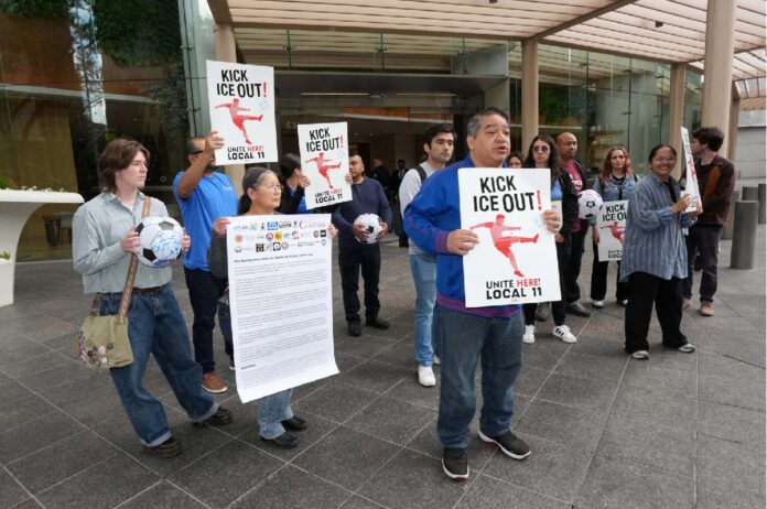 Trabajadores protestan frente al SoFi Stadium previo al Mundial 2026 en Los Ángeles.