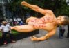 CNTE bloquea Reforma y derriba figuras del Mundial en protesta Estatua promocional del Mundial 2026 derribada y vandalizada con grafitis durante protesta de la CNTE en Paseo de la Reforma.