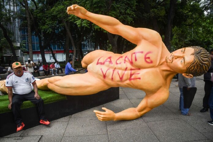 Estatua promocional del Mundial 2026 derribada y vandalizada con grafitis durante protesta de la CNTE en Paseo de la Reforma.