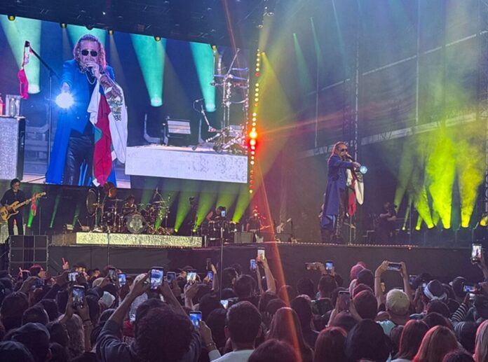 Fher Olvera se presenta ante miles de asistentes durante el multitudinario concierto de Maná en la Glorieta de La Minerva en Guadalajara.