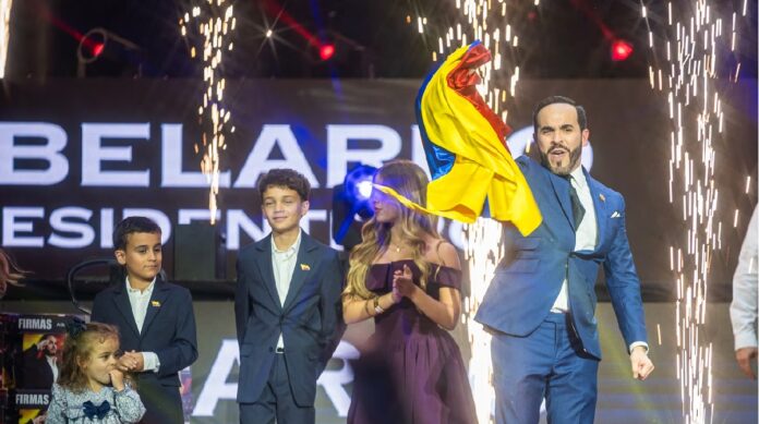 Abelardo De la Espriella celebra ante simpatizantes tras obtener una ventaja preliminar en la segunda vuelta presidencial de Colombia.