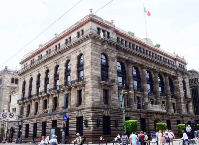 Fachada del Banco de México, institución que implementará una nueva facultad para comprar valores gubernamentales en el mercado secundario.