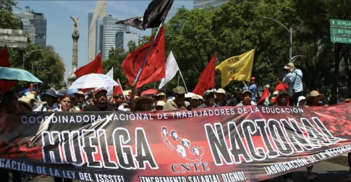 Integrantes de la CNTE bloquean Paseo de la Reforma durante protestas magisteriales en Ciudad de México.