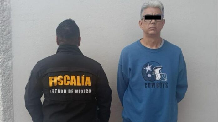 Profesor de secundaria detenido por agentes de la Fiscalía del Estado de México durante el cumplimiento de una orden de aprehensión por un caso de presunto abuso sexual contra una menor en Ecatepec.