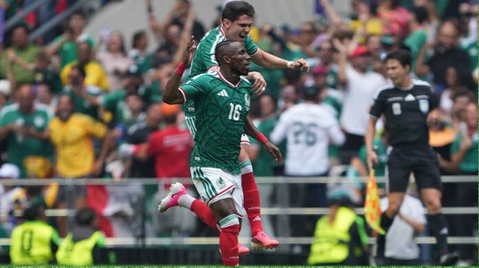 Julián Quiñones celebra su gol ante Sudáfrica durante el partido inaugural de México en la Copa Mundial de la FIFA 2026.