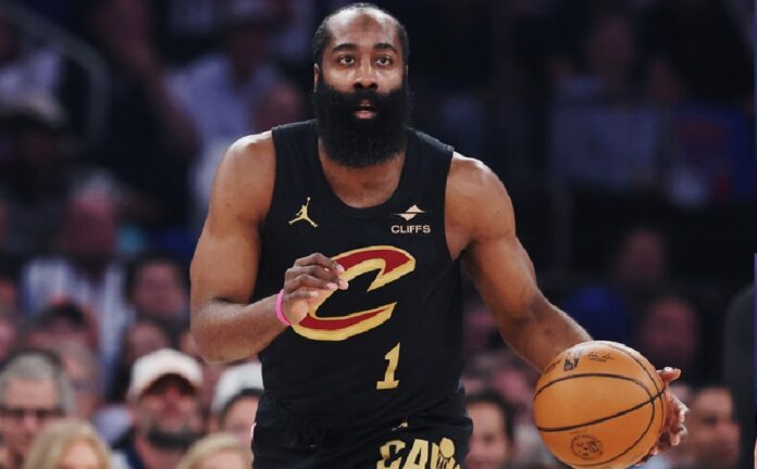 James Harden durante un partido de la NBA antes de enfrentar un proceso judicial por portación ilegal de un arma en Texas.