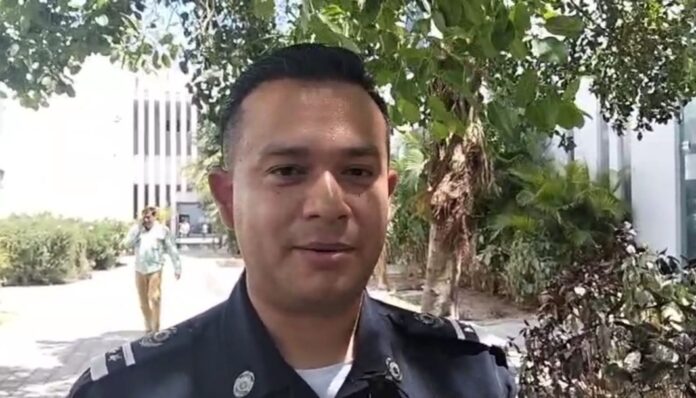 Elementos de seguridad realizan recorridos preventivos en una zona comercial de Playa del Carmen como parte de acciones contra la extorsión.