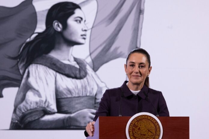 La presidenta Claudia Sheinbaum ofrece en La Mañanera, donde anunció la postura de México para ampliar la vigencia del T-MEC por 16 años.