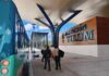 Tren Maya amplía patrimonio inmobiliario de la SEDENA en zonas turísticas del sureste Puerta principal de la estación Tulum del Tren Maya con acceso de pasajeros y estructura moderna del complejo ferroviario.