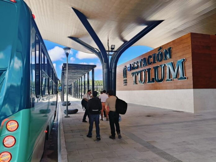Puerta principal de la estación Tulum del Tren Maya con acceso de pasajeros y estructura moderna del complejo ferroviario.