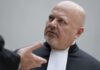 Corte Penal Internacional suspende a Karim Khan por acusaciones de conducta sexual inapropiada Karim Khan durante una conferencia internacional de la Corte Penal Internacional en La Haya antes de su suspensión por acusaciones de conducta sexual inapropiada.