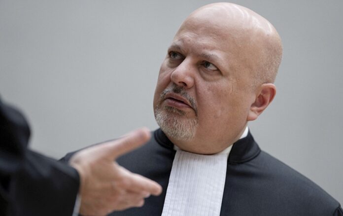 Karim Khan durante una conferencia internacional de la Corte Penal Internacional en La Haya antes de su suspensión por acusaciones de conducta sexual inapropiada.