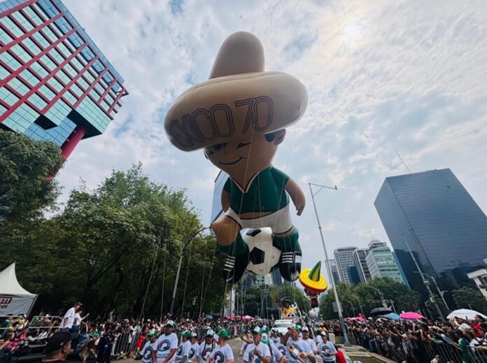Catrinas monumentales, alebrijes y aficionados recorren Paseo de la Reforma durante el Gran Desfile Mundialista en Ciudad de México.