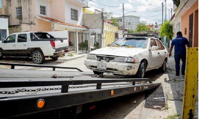 Grúa retira un vehículo abandonado durante operativo contra autos maceta en calles de Chetumal.