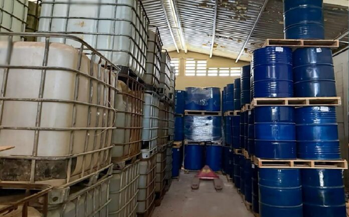 Contenedores y tambos con sustancias químicas aseguradas durante un operativo federal contra la producción de metanfetamina en Los Mochis, Sinaloa.