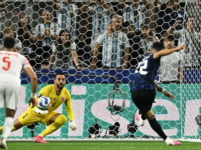 Un jugador ejecuta un penal durante una tanda de definición.