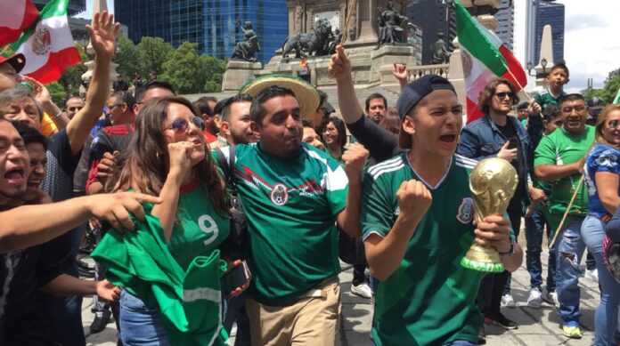 Aficionados de la Selección Mexicana celebran en una plaza pública tras la victoria de México en el Mundial 2026