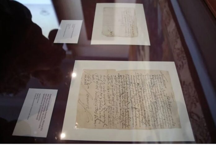 Documento histórico de 1527 con la firma de Hernán Cortés recuperado por autoridades mexicanas tras ser localizado en Estados Unidos.