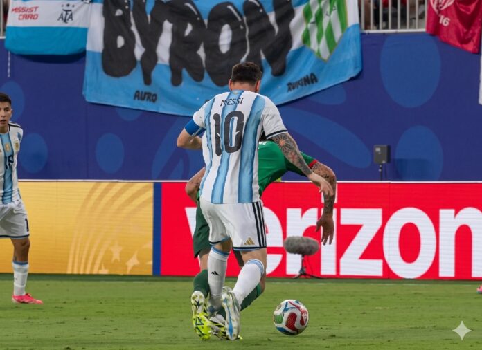Lionel Messi disputa el balón con un jugador de Argelia durante el partido del Mundial 2026 que originó una protesta formal ante la FIFA por decisiones arbitrales.