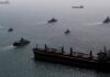 Irán anuncia cierre del Estrecho de Ormuz tras nueva escalada en Líbano Buques mercantes y embarcaciones navegan en el Estrecho de Ormuz, corredor estratégico para el comercio mundial de petróleo y gas.