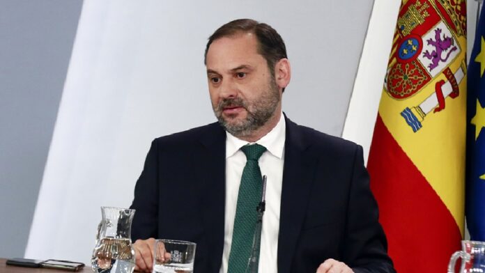 José Luis Ábalos durante una comparecencia oficial; el exministro fue condenado a 24 años de prisión por irregularidades en contratos de material sanitario durante la pandemia.