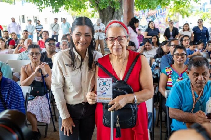 Entrega de tarjetones vehiculares a personas con discapacidad en Playa del Carmen, con autoridades del DIF y beneficiarios, 18 de abril 2026.