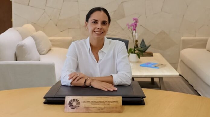 Ana Paty Peralta durante un acto oficial relacionado con finanzas públicas y desarrollo económico del municipio de Benito Juárez.