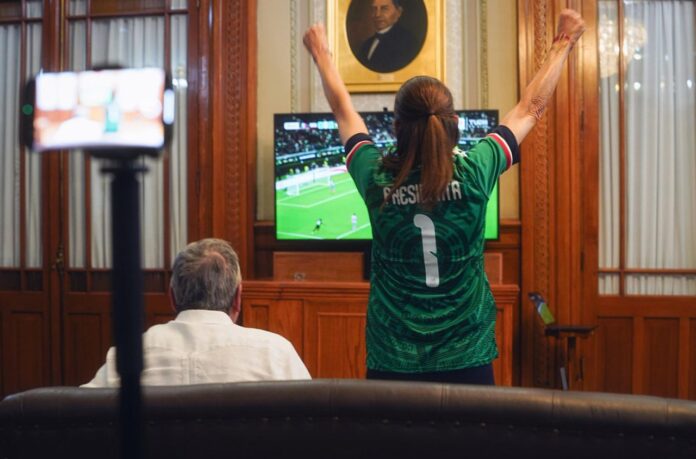 Claudia Sheinbaum celebra la victoria de la Selección Mexicana mientras observa el partido desde Palacio Nacional durante el Mundial 2026.