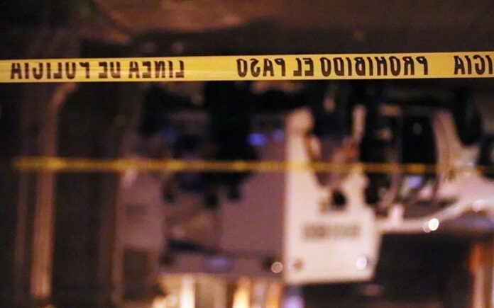 Cinta de acordonamiento resguarda una escena del crimen tras un ataque armado que dejó cinco personas muertas en Salamanca, Guanajuato.