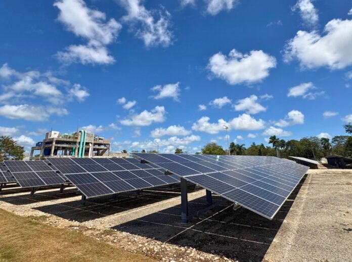 Paneles solares instalados en una zona rural de Playa del Carmen para abastecer sistemas agrícolas y reducir costos energéticos.