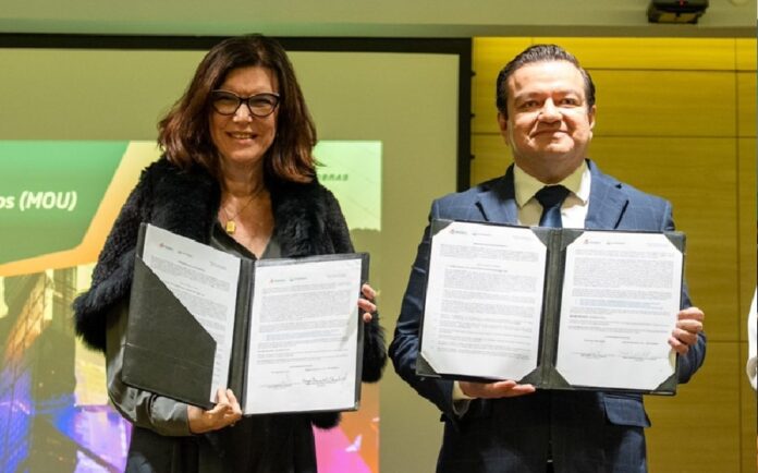 Directivos de Petrobras y Pemex muestran el acuerdo de cooperación firmado para impulsar proyectos petroleros en aguas profundas del Golfo de México.