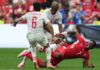 Suiza vence a Canadá y se adueña del liderato del Grupo B Jugador de Suiza disputa el balón en el suelo ante dos futbolistas de Canadá durante un intenso duelo del Grupo B del Mundial 2026.