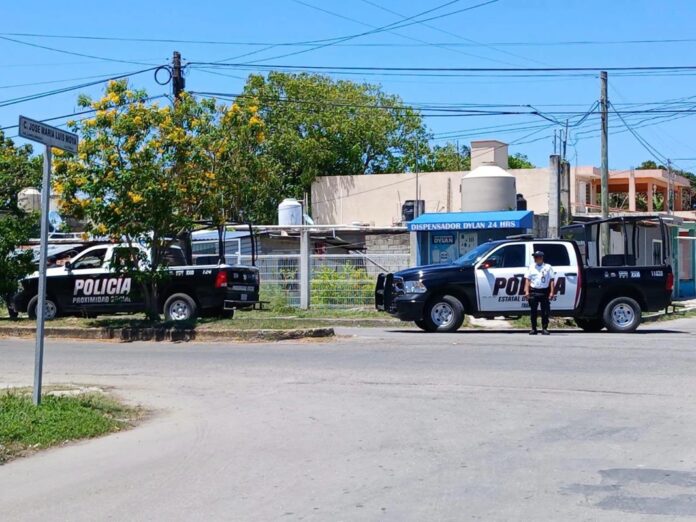 Patrullas y agentes de seguridad resguardan el estacionamiento de un centro comercial en Chetumal tras un ataque armado que dejó una persona fallecida.