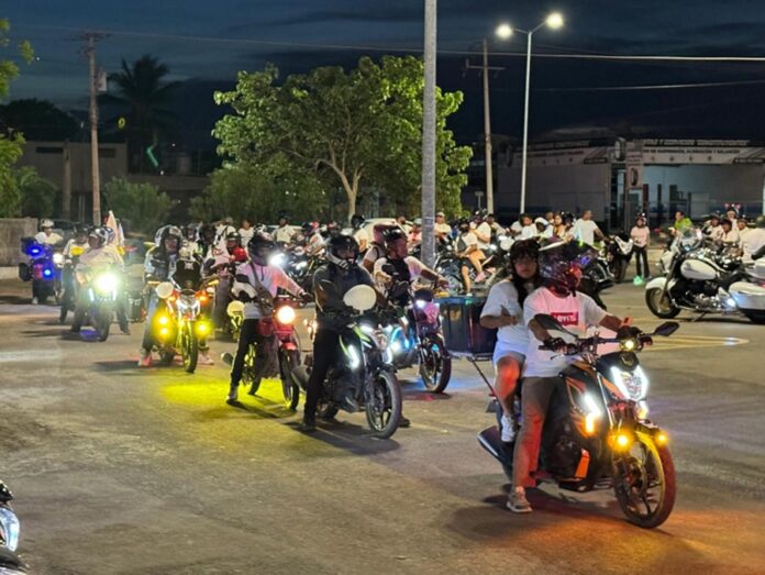 Integrantes de organizaciones de motociclistas durante una reunión para analizar la iniciativa que busca restringir la circulación en carreteras federales.