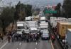 Transportistas amenazan con megabloqueo durante partido México-Chequia Transportistas realizan un bloqueo en una carretera mientras decenas de vehículos de carga permanecen detenidos durante una protesta.