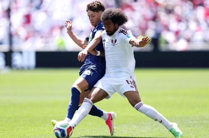 Futbolista de Bosnia y Herzegovina disputa el balón con un jugador de Catar durante el partido correspondiente a la última jornada del Grupo B del Mundial 2026.