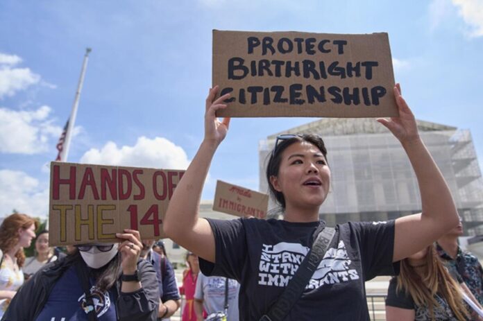 Manifestantes sostienen pancartas en defensa de la ciudadanía por nacimiento frente a la Corte Suprema de Estados Unidos durante una protesta sobre derechos migratorios.