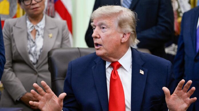 Donald Trump habla con periodistas en la Casa Blanca tras anunciar que Estados Unidos e Irán estarían cerca de alcanzar un acuerdo para poner fin al conflicto.