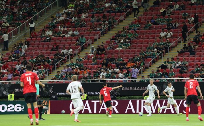 Vista de las tribunas del estadio de Guadalajara durante el partido entre Corea del Sur y República Checa, con varios sectores que muestran asientos vacíos.