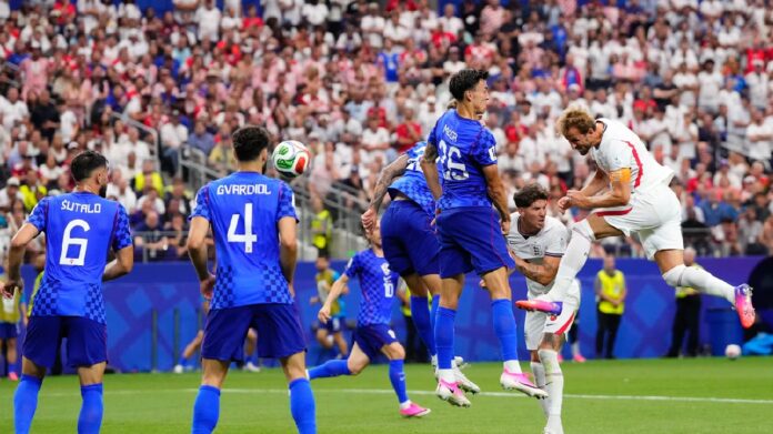 Harry Kane conecta un remate de cabeza ante la defensa de Croacia durante el triunfo 4-2 de Inglaterra en su debut en el Mundial 2026.